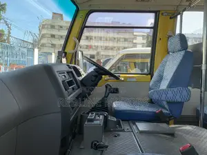 Mitsubishi Fuso Rosa 2018 Yellow