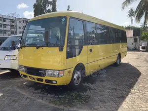 Mitsubishi Fuso Rosa 2018 Yellow