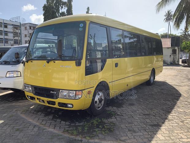 Mitsubishi Fuso Rosa 2018 Yellow