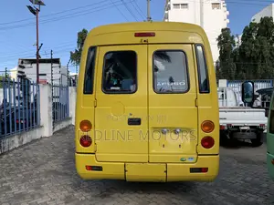 Mitsubishi Fuso Rosa 2018 Yellow