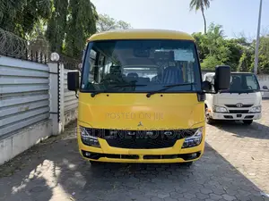 Mitsubishi Fuso Rosa 2018 Yellow
