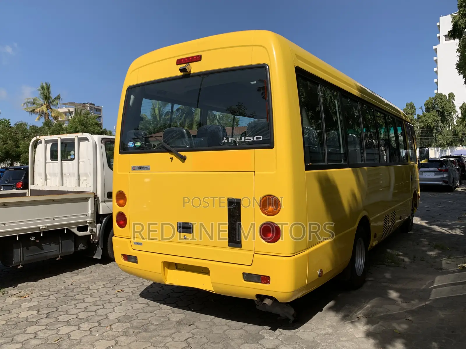 Mitsubishi Fuso Rosa 2018 Yellow