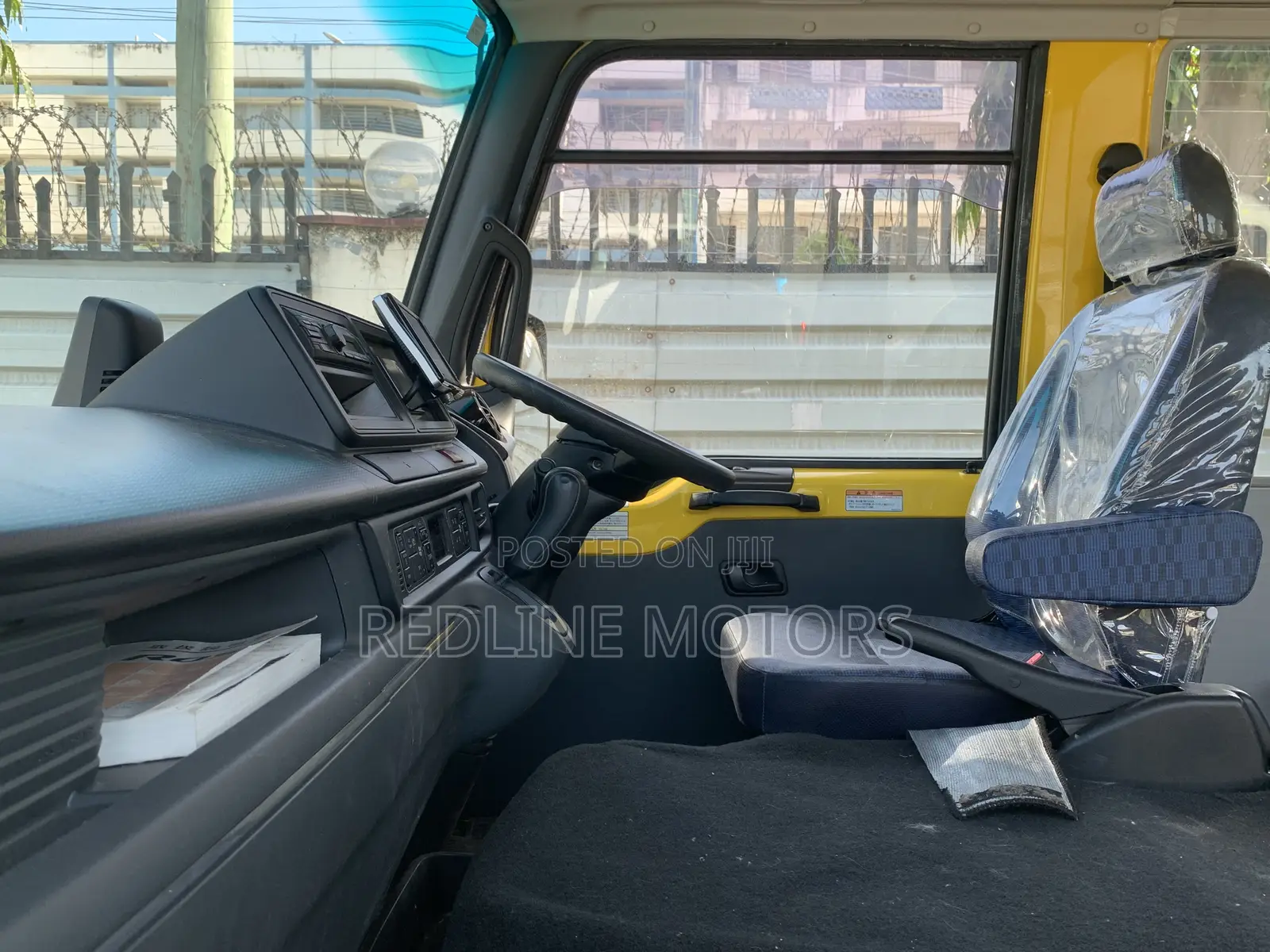Mitsubishi Fuso Rosa 2018 Yellow