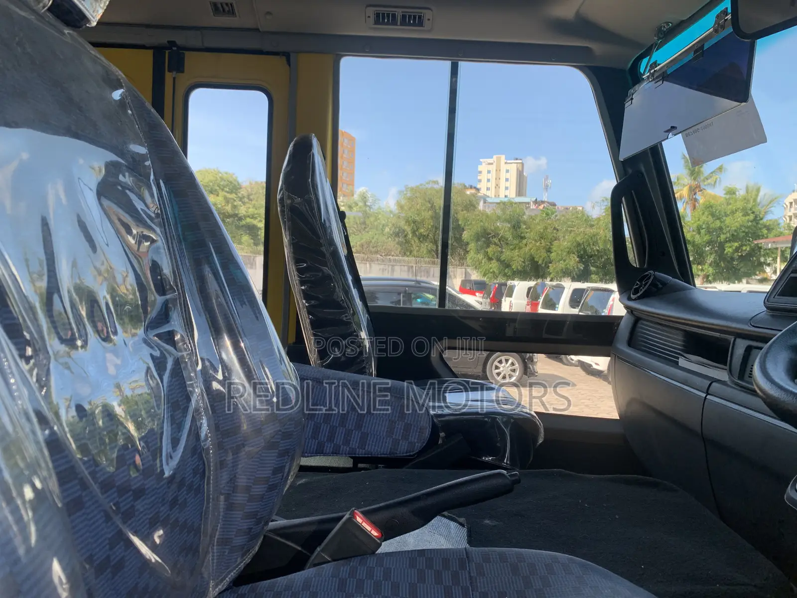 Mitsubishi Fuso Rosa 2018 Yellow
