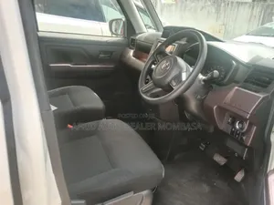 Toyota Tank 1.0 FWD 2019 White