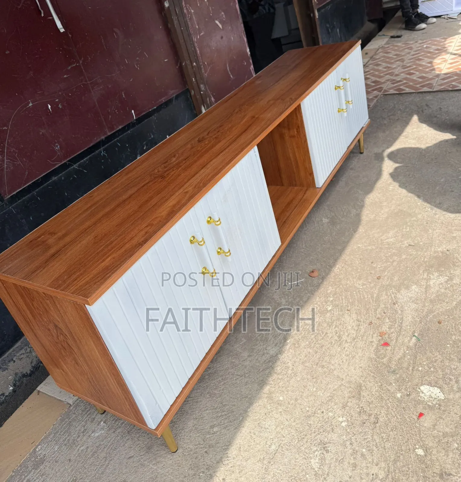 5.5 FTS With Laminate Board Executive Tv Stand