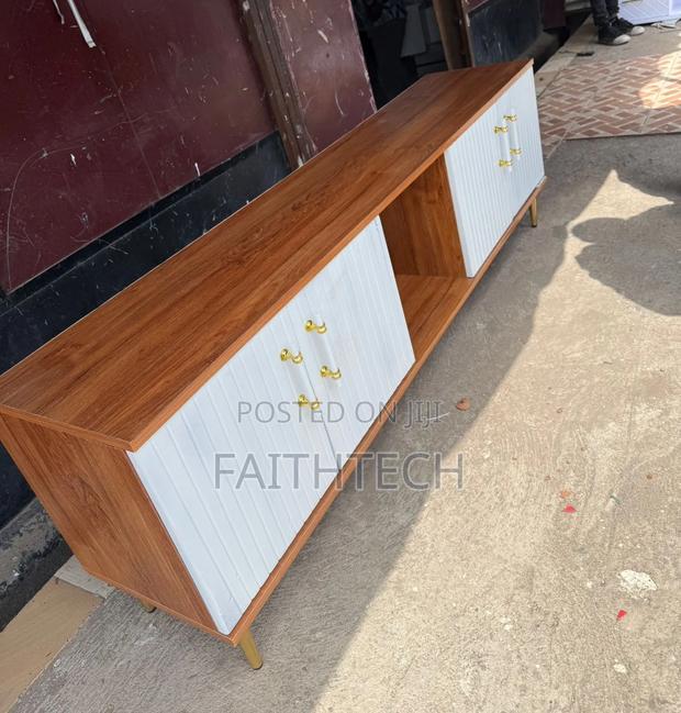 5.5 FTS With Laminate Board Executive Tv Stand