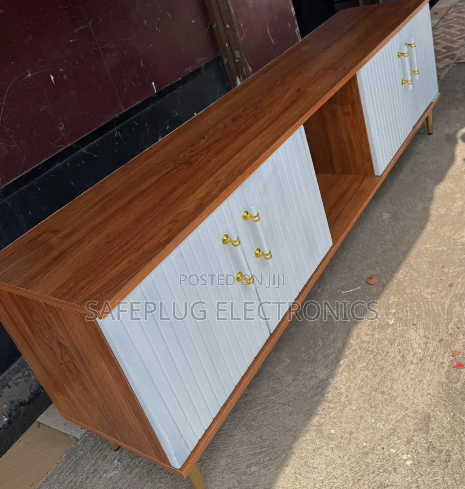 5.5 FTS With Laminated Board- Modern Executive Tv Stand
