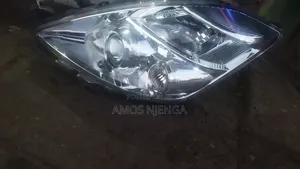 Toyota Isis 2007-2013 Headlight