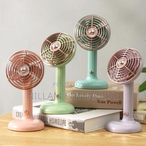 *Small Retro Handheld Desktop Rotatable Fan
