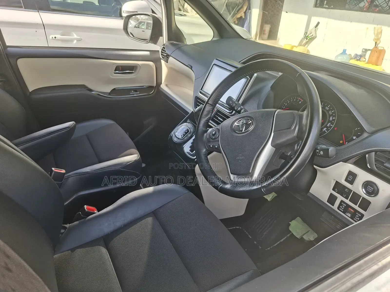 Toyota Noah 2.0 AWD (7 Seater) 2019 White