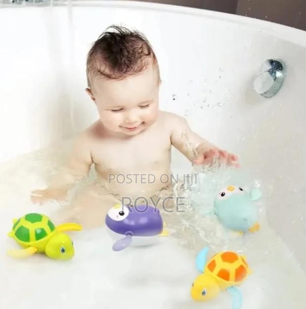 Wind Up Penguin Bath Toy - thumbnail 2