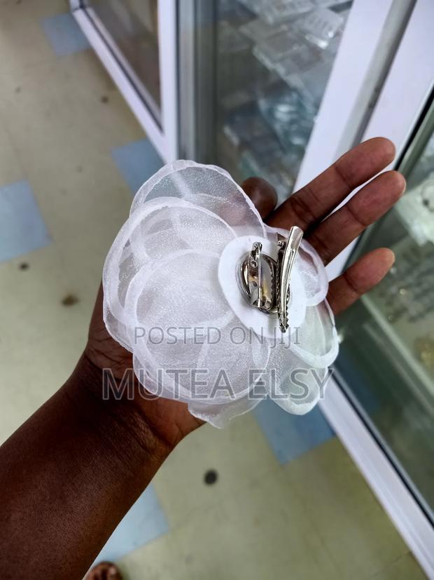 White Macro Mini Fascinators - thumbnail 2