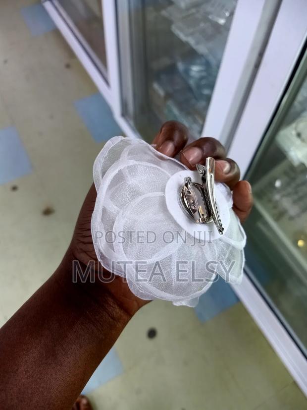 White Macro Mini Fascinators - thumbnail 4