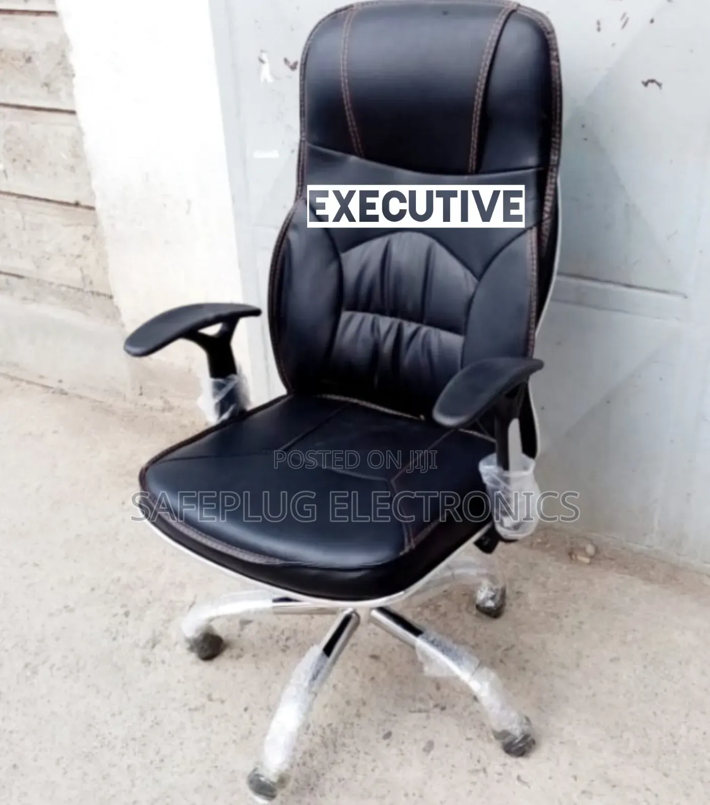 Managerial Boss Leather Finish Office Chair Adjustable and Inclinable