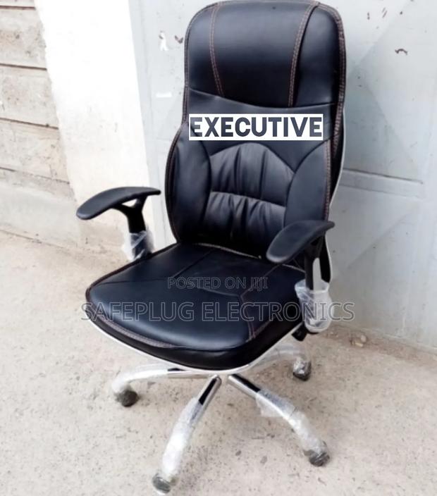 Managerial Boss Leather Finish Office Chair Adjustable and Inclinable