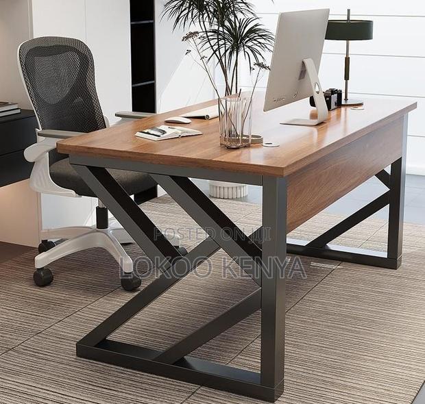 Office Desk : 1.4m Wooden Writing Table for Office