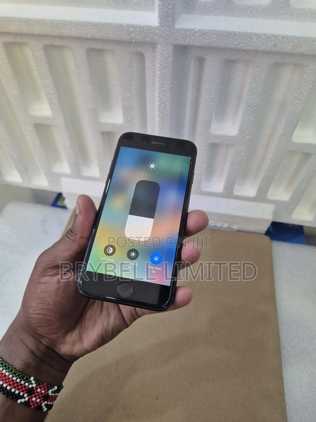 Apple iPhone 8 64 GB Black - thumbnail 4