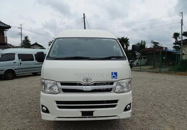 Toyota HiAce 2018 White - thumbnail 2