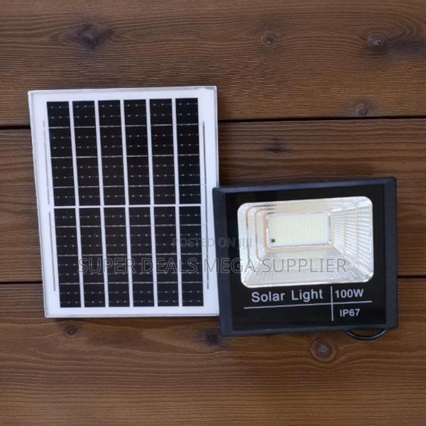 Durable 100 Watts Solar Flood Light Ip67 Waterproof Rustproof Casing