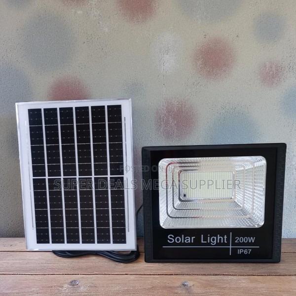 200 Watts Ip67 Waterproof Solar Flood Light With Long Lasting Battery