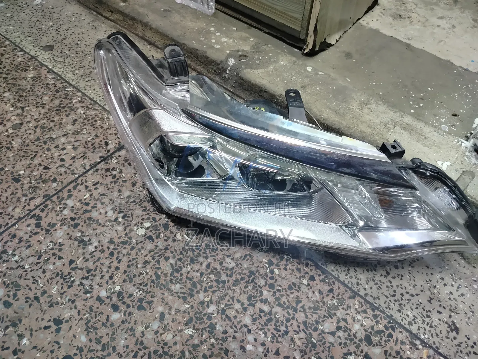 Fielder/Axio 2015 Headlight