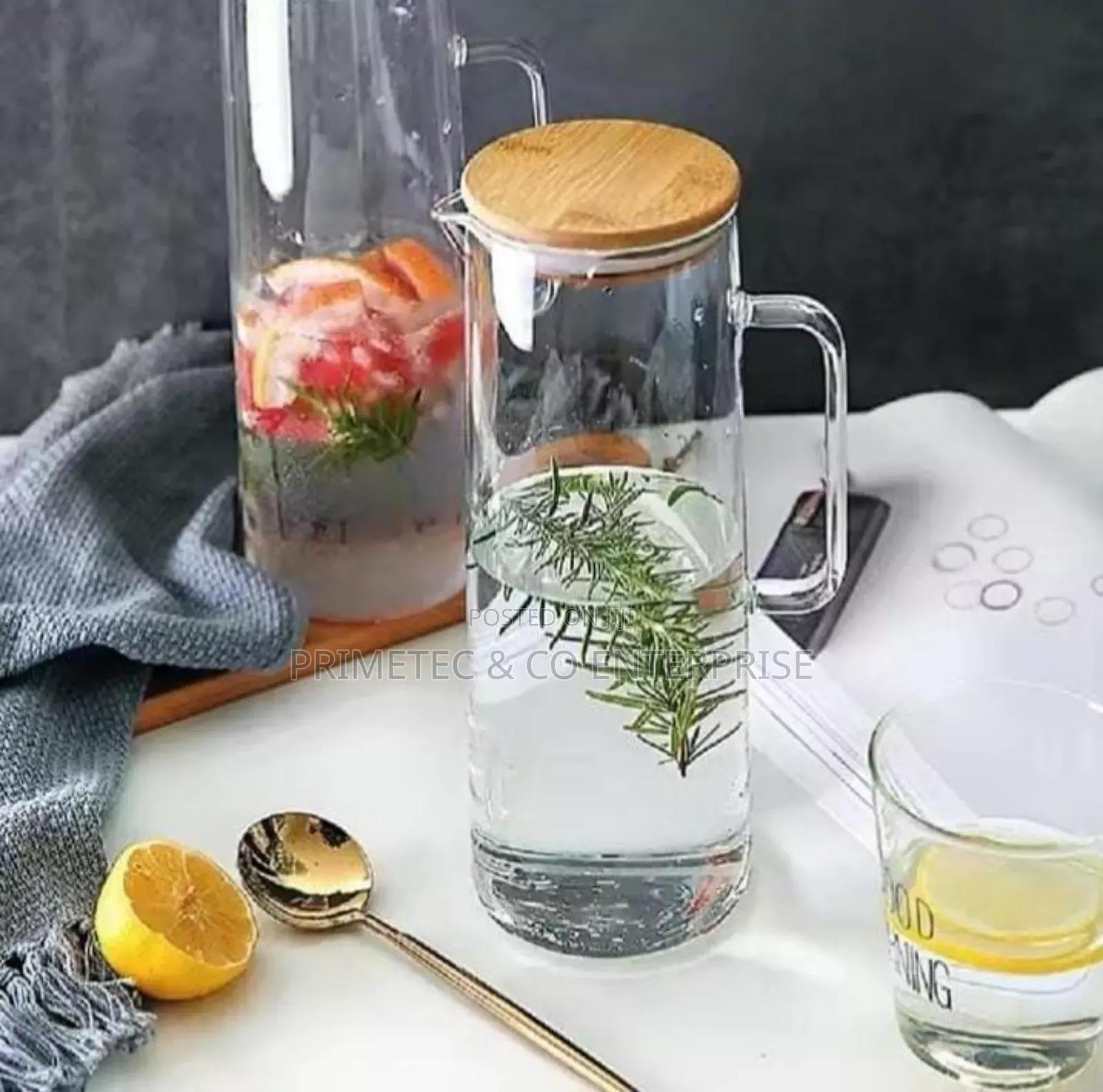 Heat Resistant Glass Jug With an Airtight Bamboo Lid 