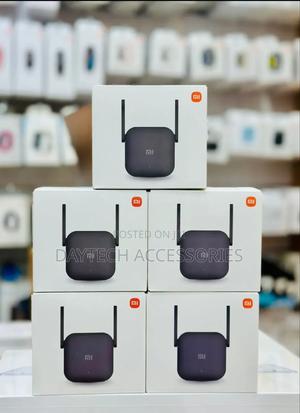 The Xiaomi Mi Wi-Fi Range Extender Pro. - thumbnail 2