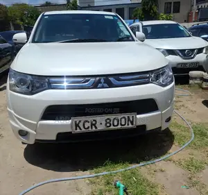 Mitsubishi Outlander SE (AWC) 2013 White