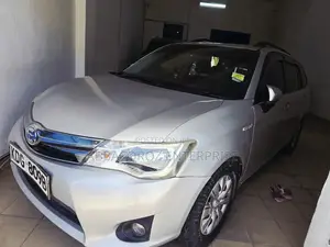 Toyota Corolla Fielder 1.5 Hybrid FWD 2015 Silver
