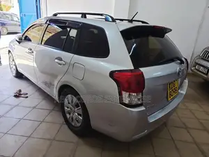 Toyota Corolla Fielder 1.5 Hybrid FWD 2015 Silver