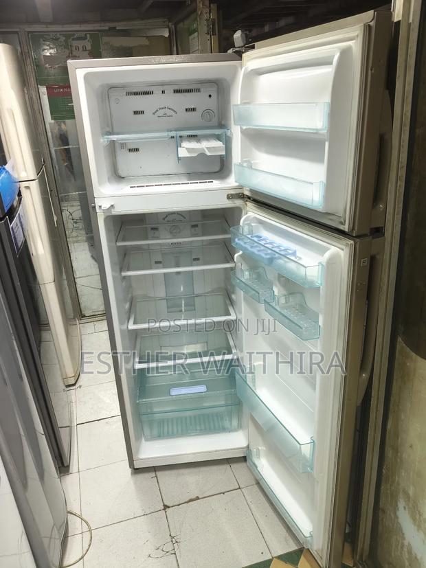 Sumsung Well Maintained Fridge - thumbnail 4
