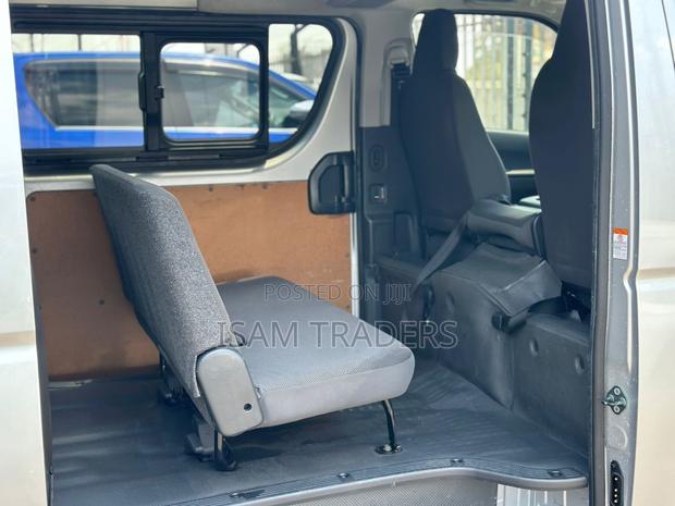 Toyota HiAce 2018 Silver - thumbnail 9