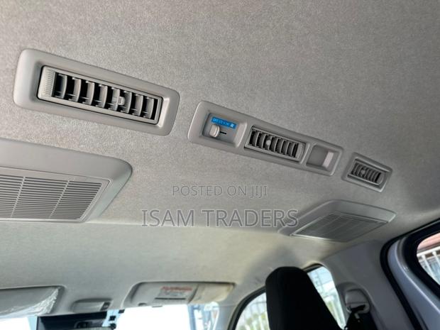 Toyota HiAce 2018 Silver - thumbnail 21