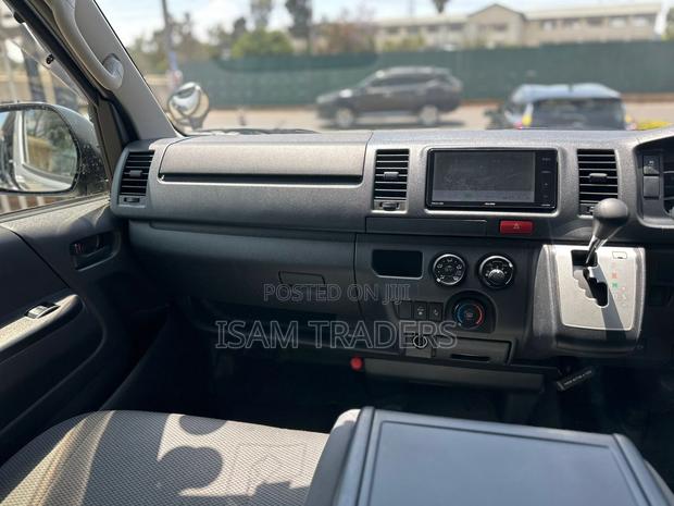 Toyota HiAce 2018 Silver - thumbnail 14