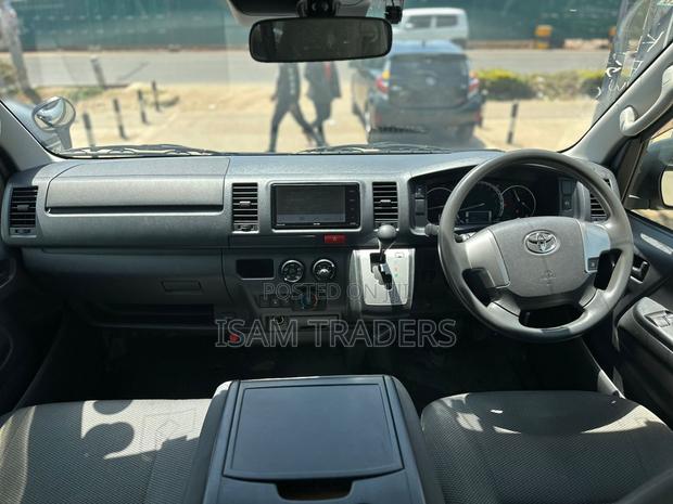 Toyota HiAce 2018 Silver - thumbnail 12