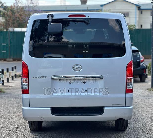 Toyota HiAce 2018 Silver - thumbnail 4