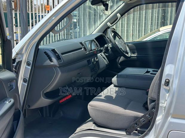 Toyota HiAce 2018 Silver - thumbnail 8