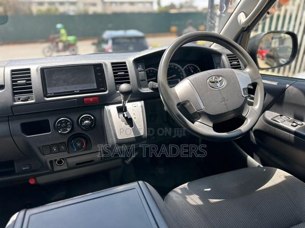 Toyota HiAce 2018 Silver - thumbnail 17