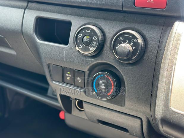 Toyota HiAce 2018 Silver - thumbnail 15