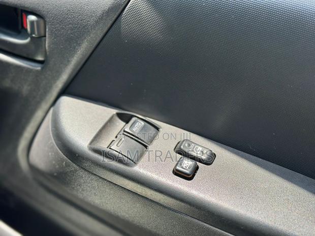 Toyota HiAce 2018 Silver - thumbnail 18
