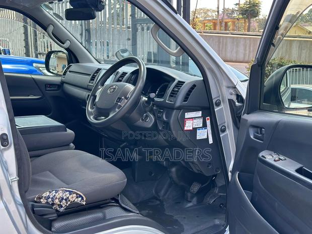 Toyota HiAce 2018 Silver - thumbnail 7
