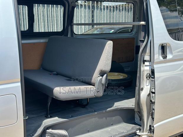 Toyota HiAce 2018 Silver - thumbnail 10
