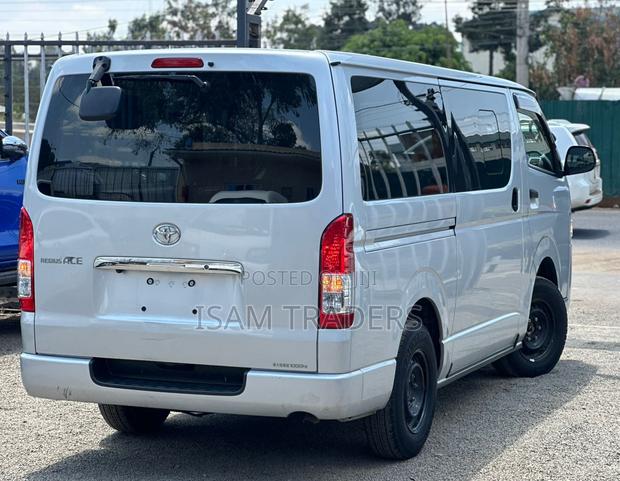Toyota HiAce 2018 Silver - thumbnail 6