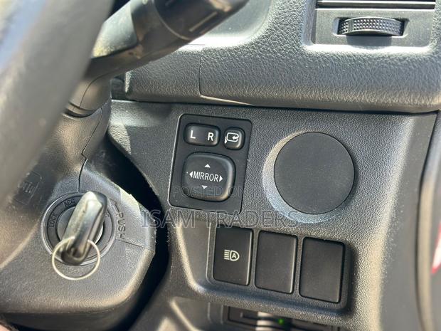 Toyota HiAce 2018 Silver - thumbnail 13