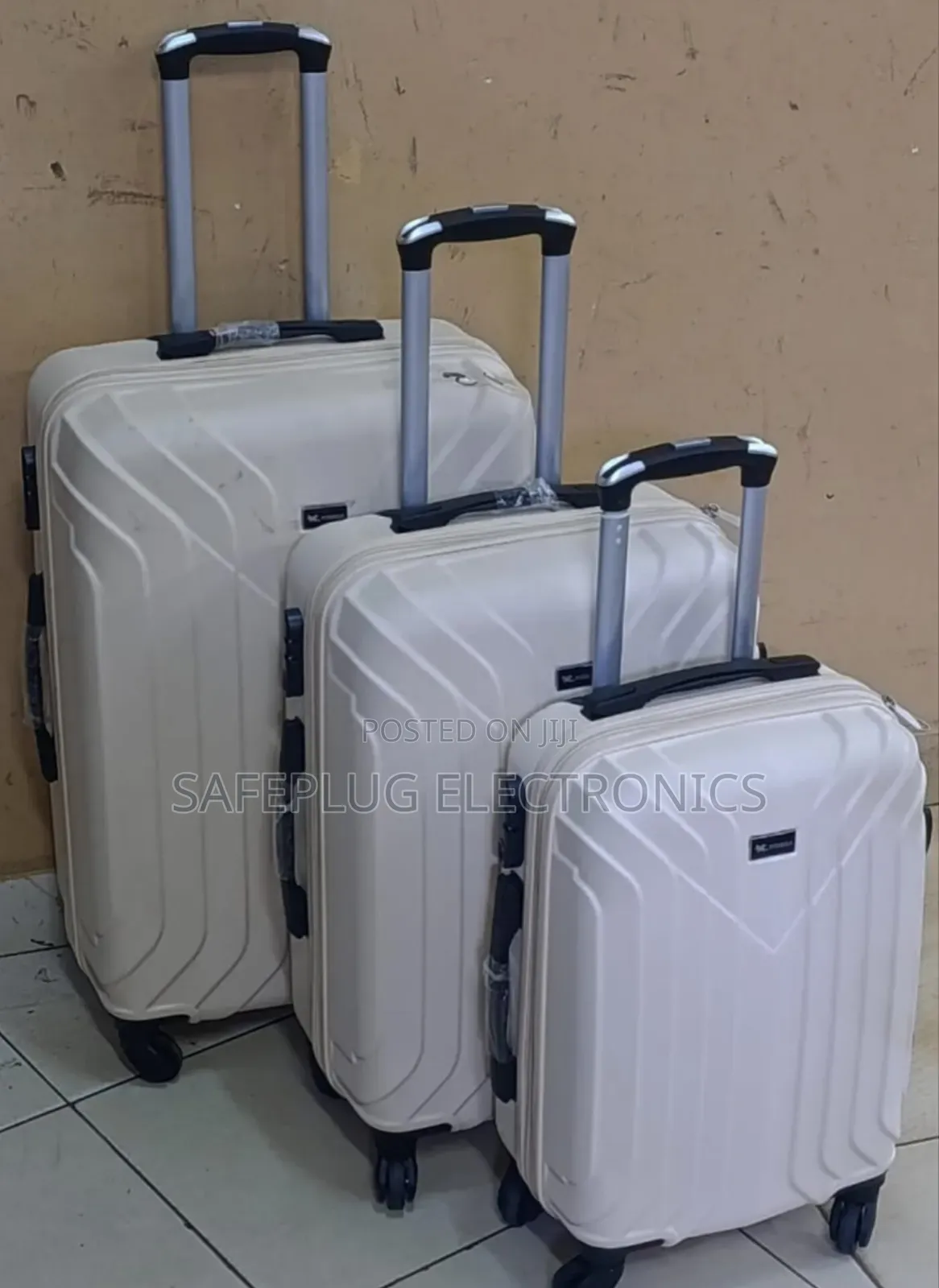Zipper Closure Frame -3 in 1 Fibre Luxurious Travel Suitcase