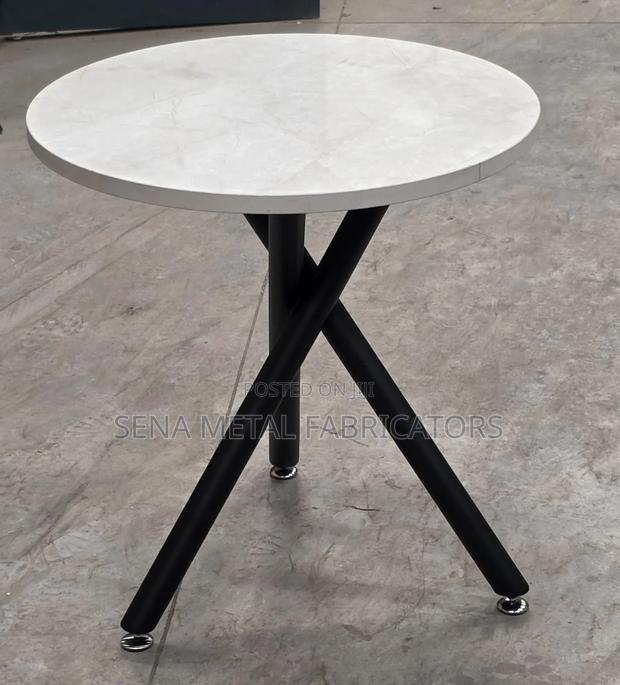 Restaurant Table Simple Unique Design With Powdercoating Metal Legs