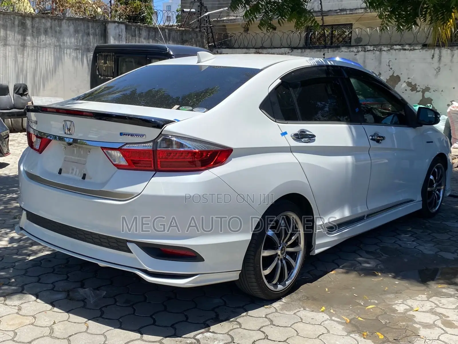 Honda Grace 2018 White