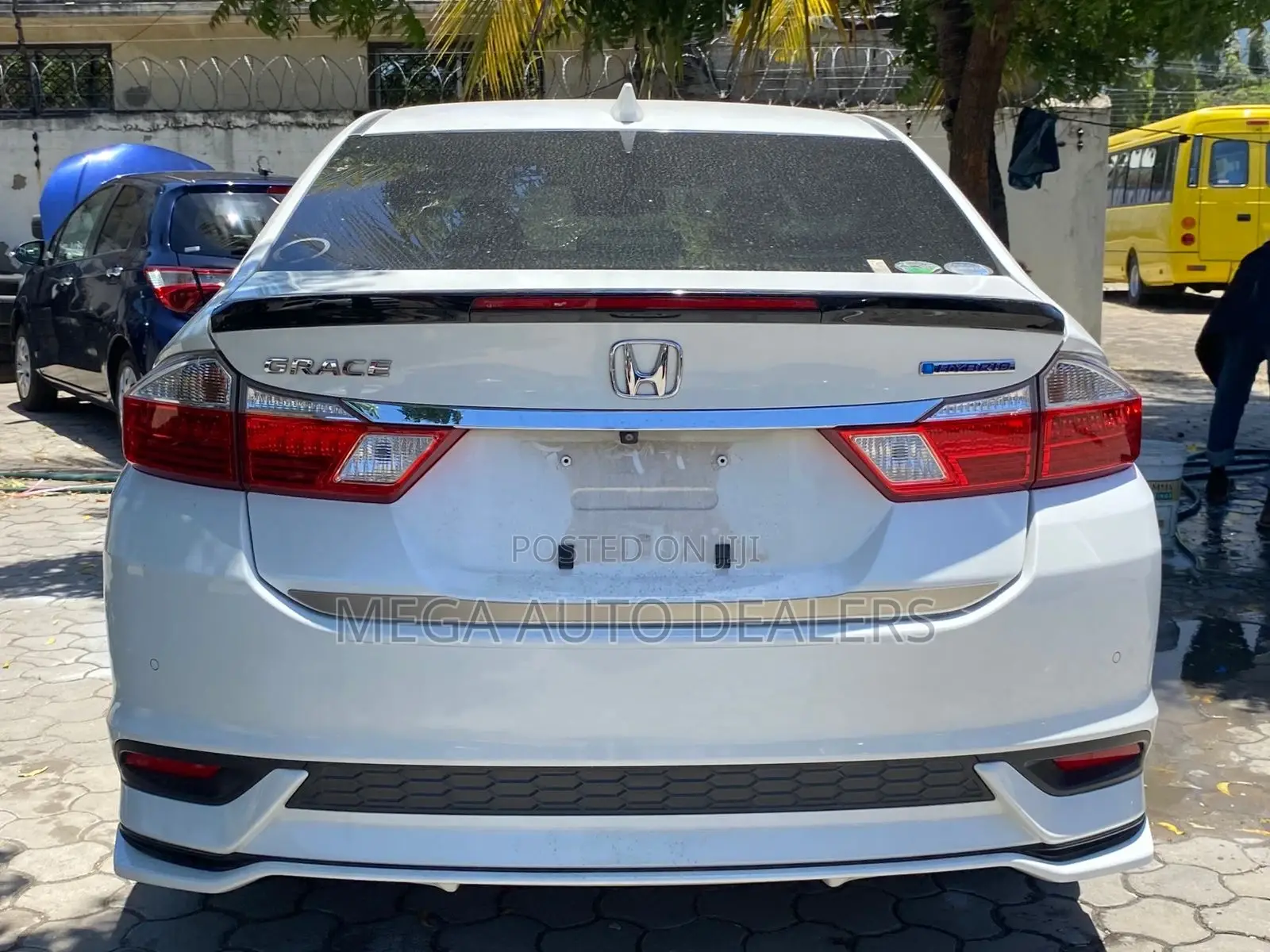 Honda Grace 2018 White