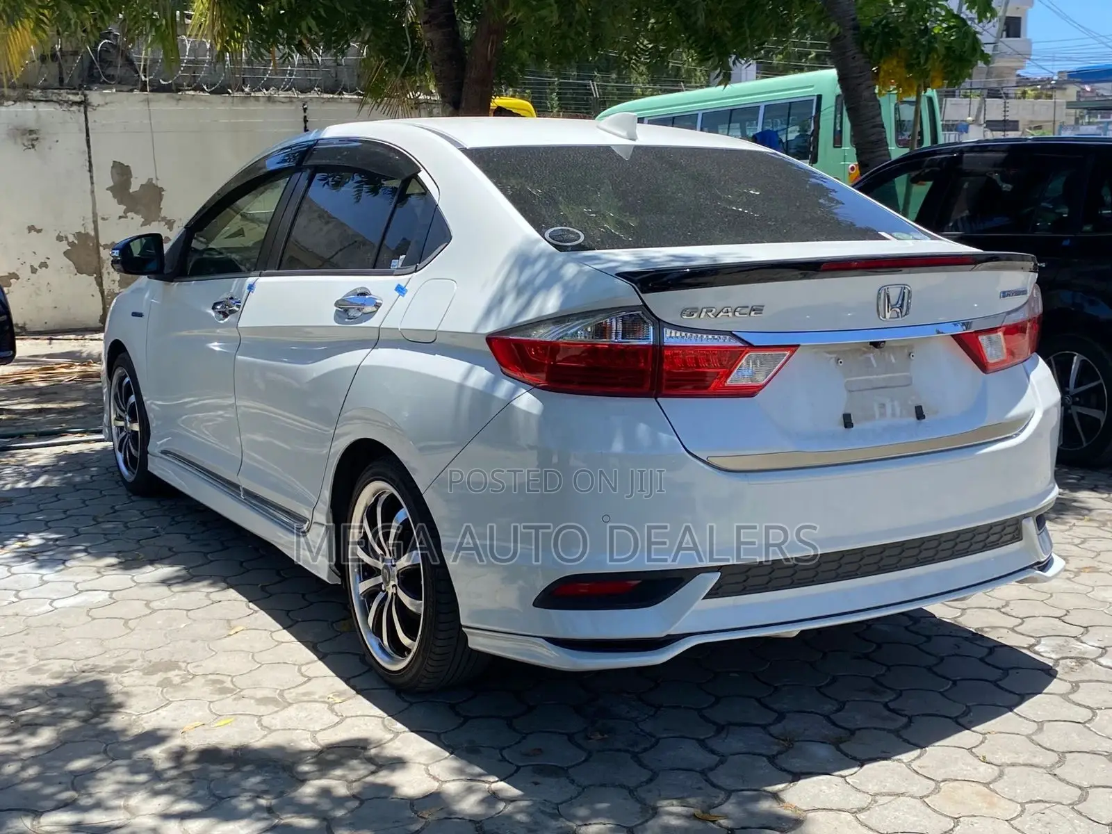 Honda Grace 2018 White